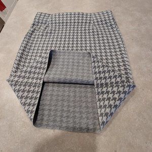 CHAPS Women's Houndstooth Straight Charcoal/Grey Stretch Skirt - Size Large